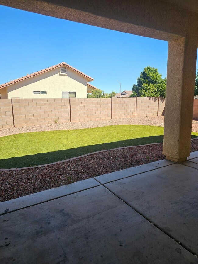 Building Photo - 900 Estancia Dr