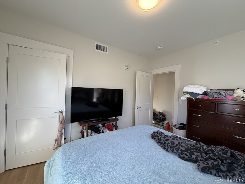 Building Photo - 208-210 Banks St. Unit 3