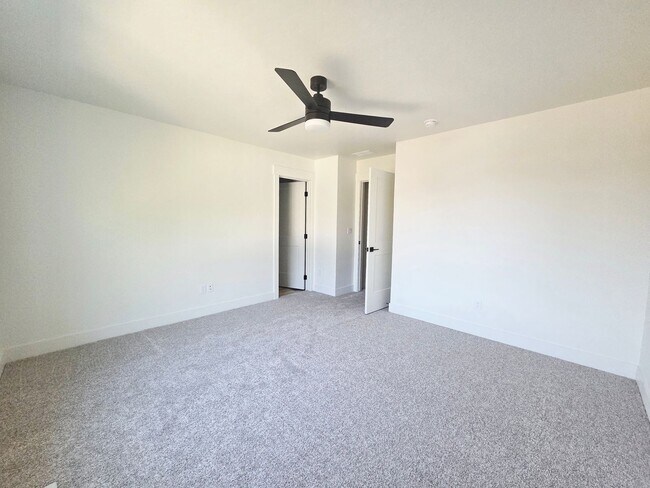 Building Photo - 560 Desert Rose Ave
