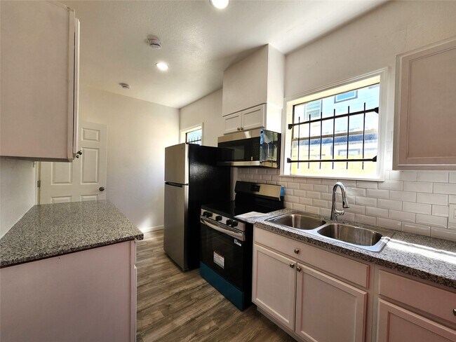 Building Photo - 2706 Berry St
