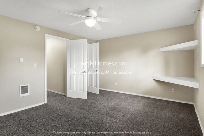 Building Photo - Charming 2-Bedroom Haven in the Heart of Sunset - A Blend of Serenity and Convenience!