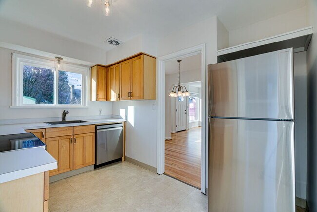 Building Photo - 1937 NE Dekum St