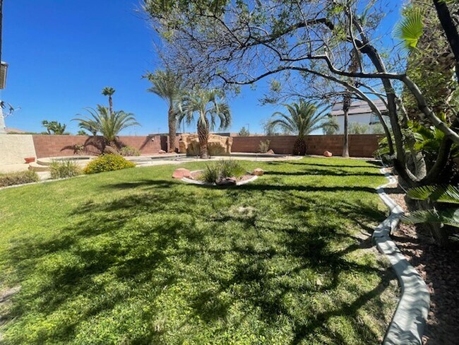 Building Photo - FANTASTIC SPACIOUS HOME LOCATED IN GATED C...