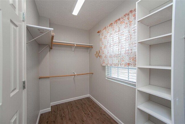 Building Photo - 10700 Deer Hill Dr