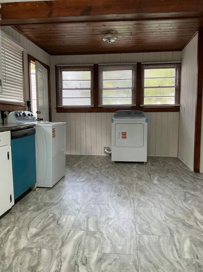 Building Photo - 3 bedroom / 1 bathroom house near St. Mary's/Beechwood/Alps Rd.