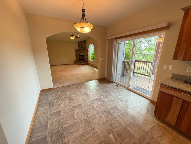 Building Photo - Spacious 3 Bed/3.5 Bath Home with Two Prim...