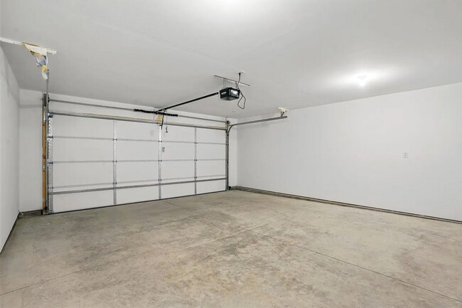Building Photo - Spacious 3 BR/3Bath Townhome