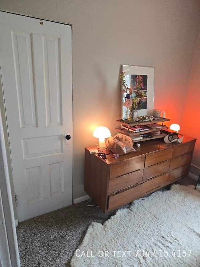 Building Photo - 110 E Summit-