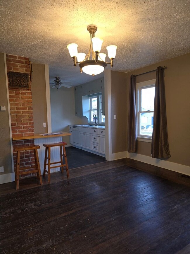 Building Photo - Big Tree Charmer 2 bed 1 bath.