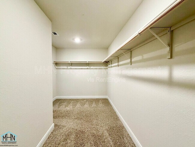 Building Photo - 1405 Redwood Crk