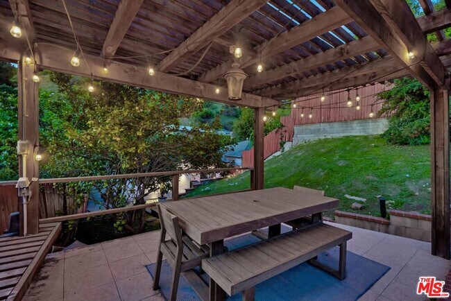 Building Photo - 3540 Division St