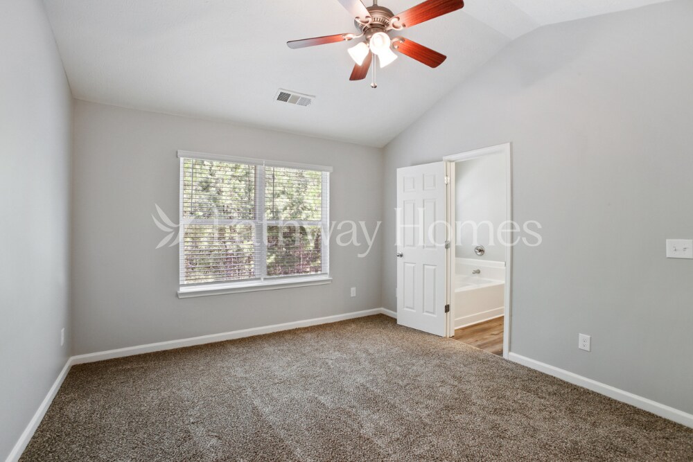 Building Photo - 9461 Lakeview Rd
