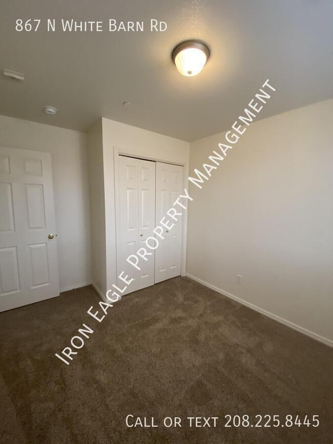 Building Photo - 867 N White Barn Rd