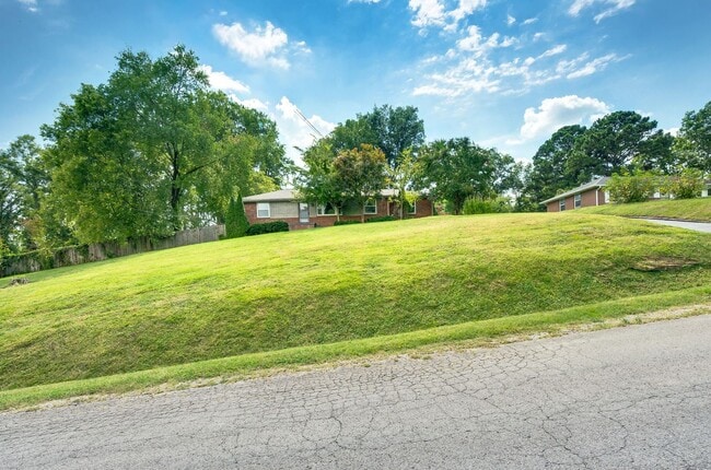 Building Photo - Beautifully Updated 3BR/1.5BA Home in Cove...