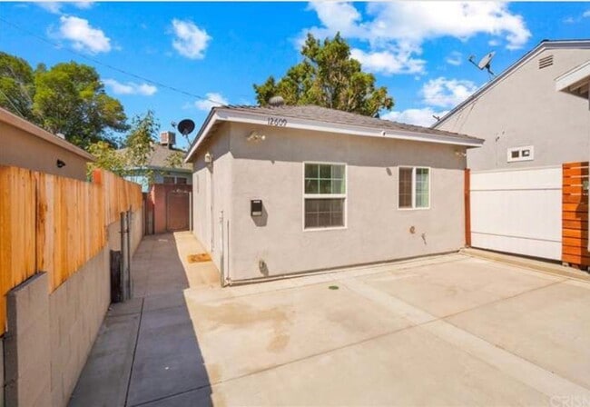 Building Photo - Charming 1 Bed / 1 Bath ADU with Private Patio in Prime Sylmar Location