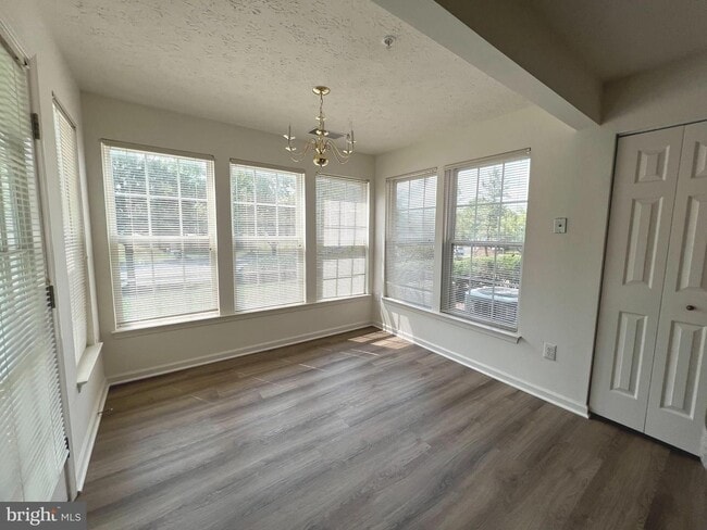 Building Photo - Gorgeous light filled 2 bedroom 2 bath con...