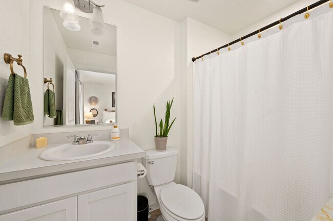 Building Photo - Upgraded 5-Bedroom Home in Immaculate Condition