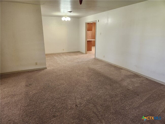 Building Photo - 2909 Oakdale Dr