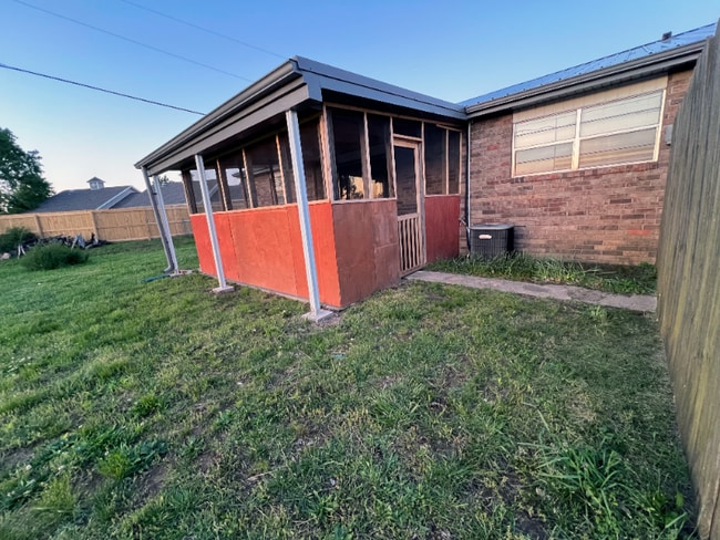 Building Photo - 628-630 S 21st St