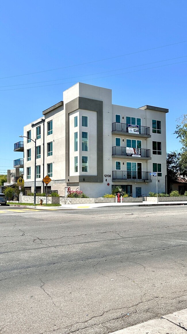 Building Photo - Oversized 2-Bedroom with Open Layout and D...