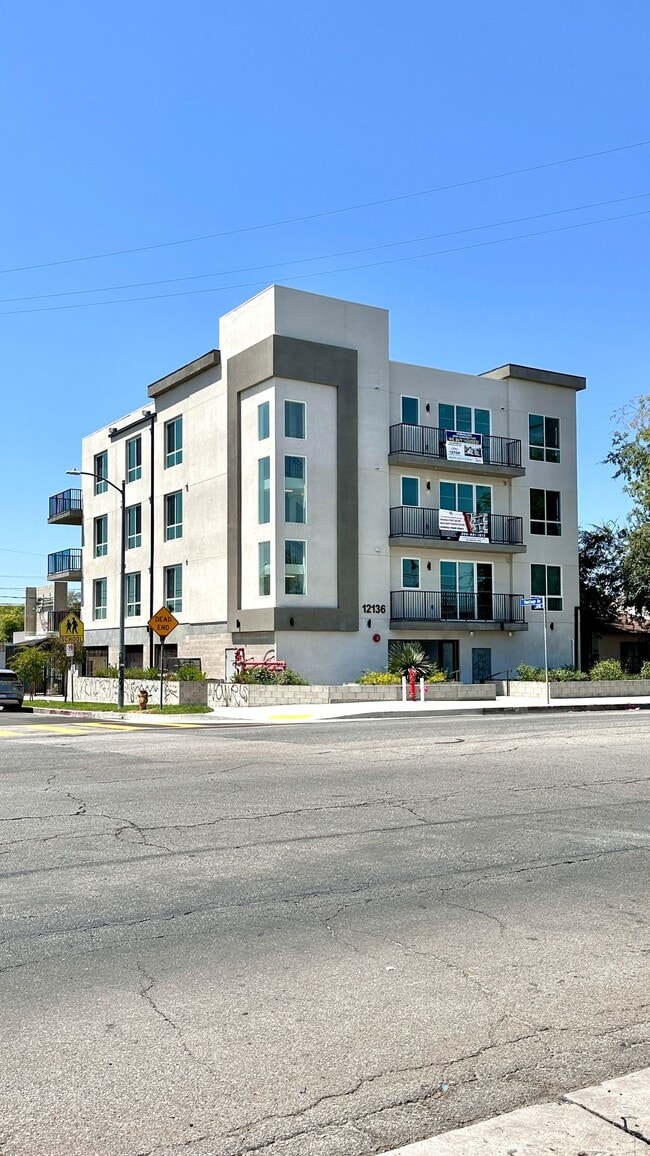 Building Photo - Penthouse 1-Bedroom with Views and Upscale...