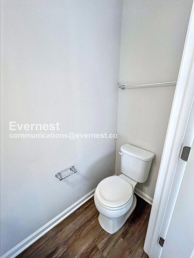 Building Photo - 4 Bed/3.5 Bath Townhome with Garage / Pet-...