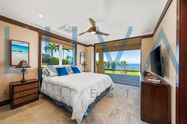 Building Photo - 4 bedroom 3.5 bathroom home with pool