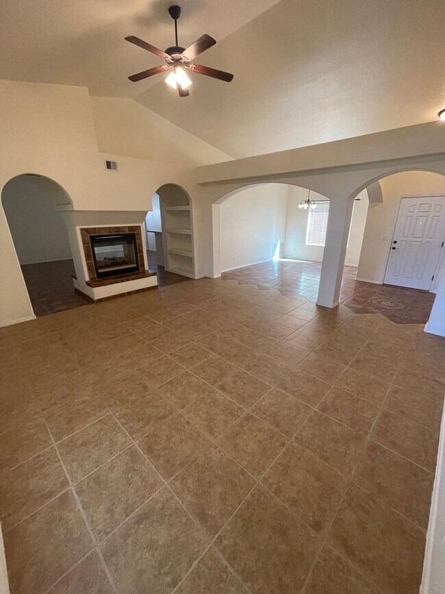 Building Photo - Lovely 4 Bedroom/2 Bath home in Parkhill E...