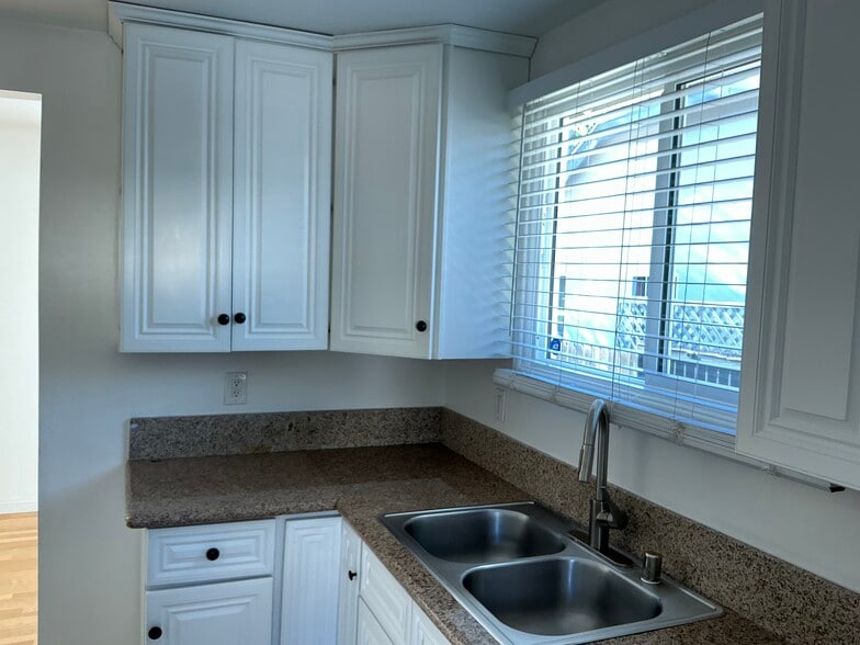 Building Photo - 10713 Esther Ave