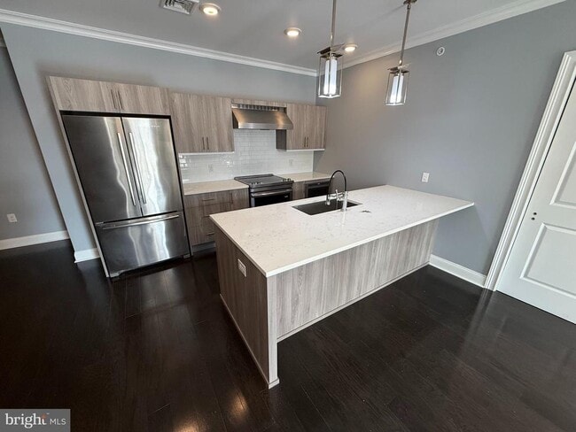 Building Photo - 200 N Sycamore St