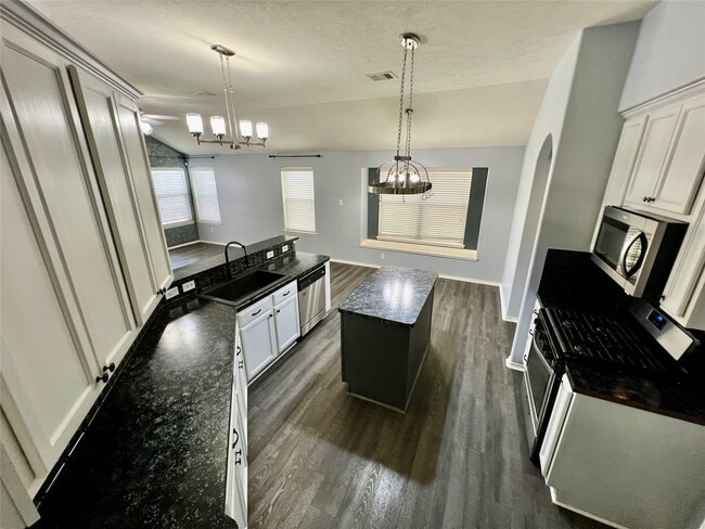 Building Photo - 3210 Blue Bonnet Dr