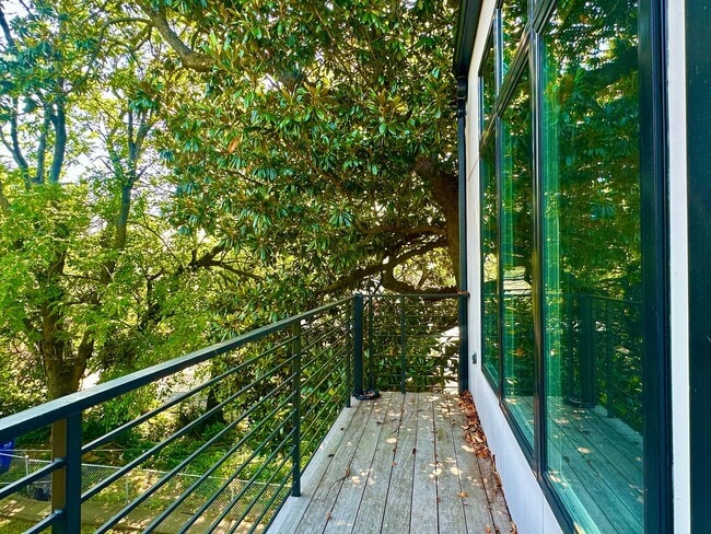 Building Photo - 2 Bedroom 2.5 Bathroom Penthouse with Park...