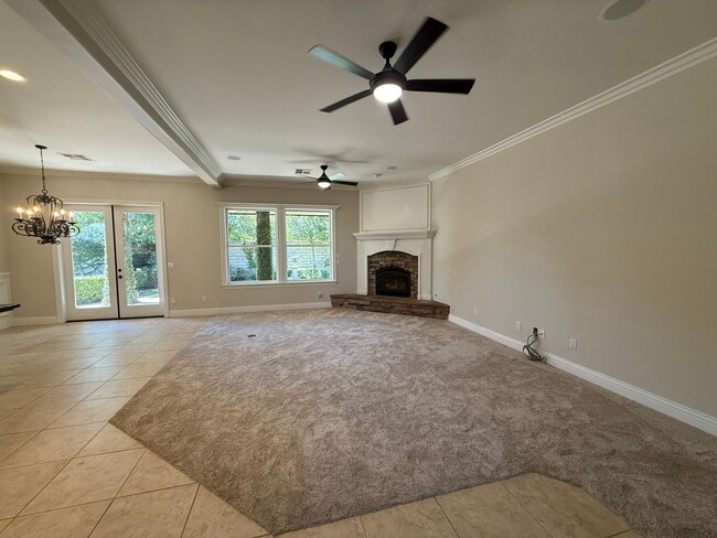 Building Photo - Stunning Seven Oaks Home!