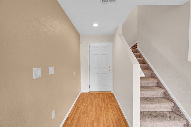 Building Photo - $2,550 - 3 Bed, 2 Bath End Unit Townhome w...