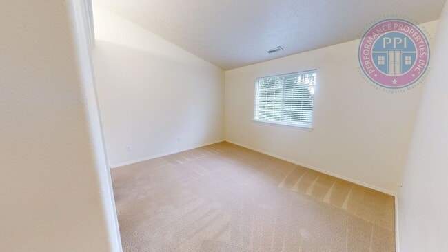 Building Photo - Updated Beatiful Townhome! Large open Kitc...