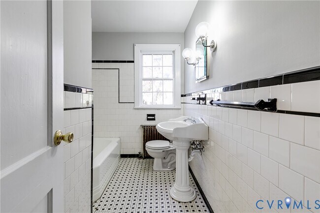Building Photo - 1004 W 49th St