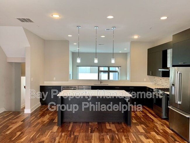 Building Photo - 842 N American St