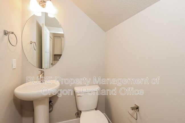 Building Photo - 512 NE Trillium Dr