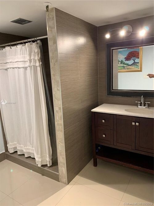 Building Photo - 900 NE 195th St