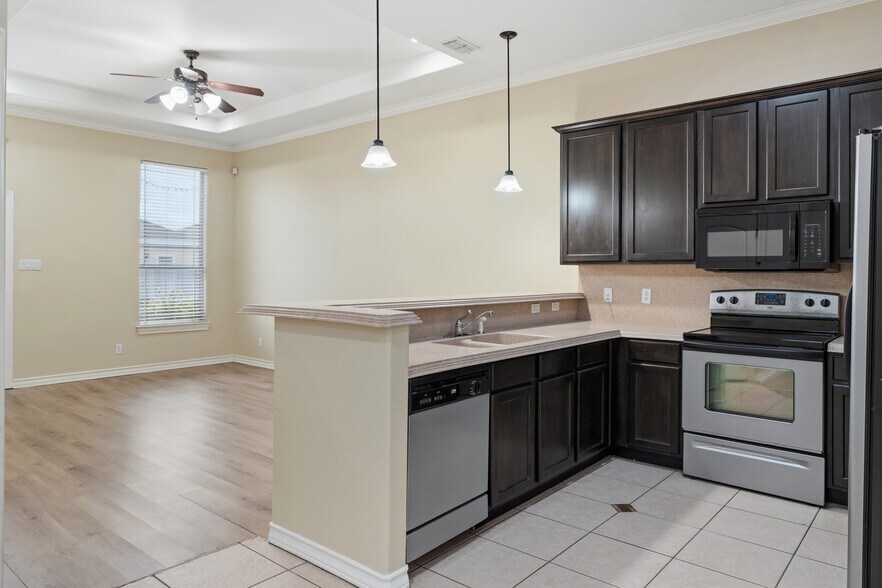 Building Photo - 722 Wellington Ave