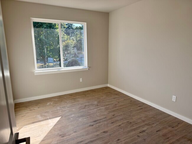 Building Photo - 531 Maple St