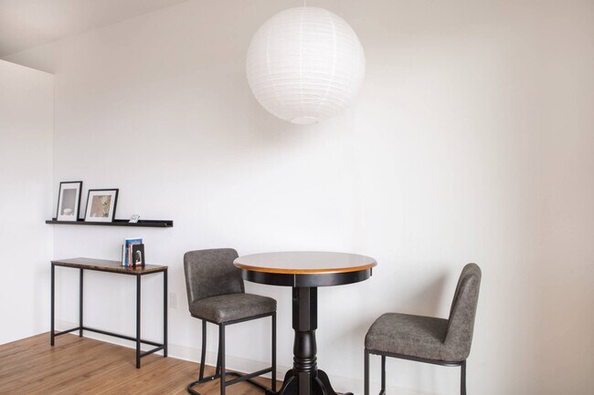 Building Photo - 1237 N Van Buren St