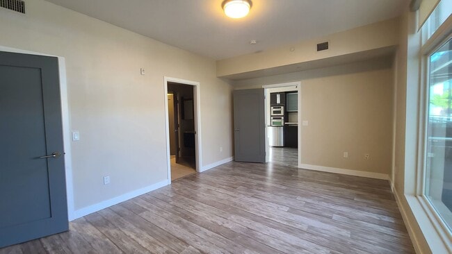 Building Photo - 2 Bedroom Condo located in Park House.