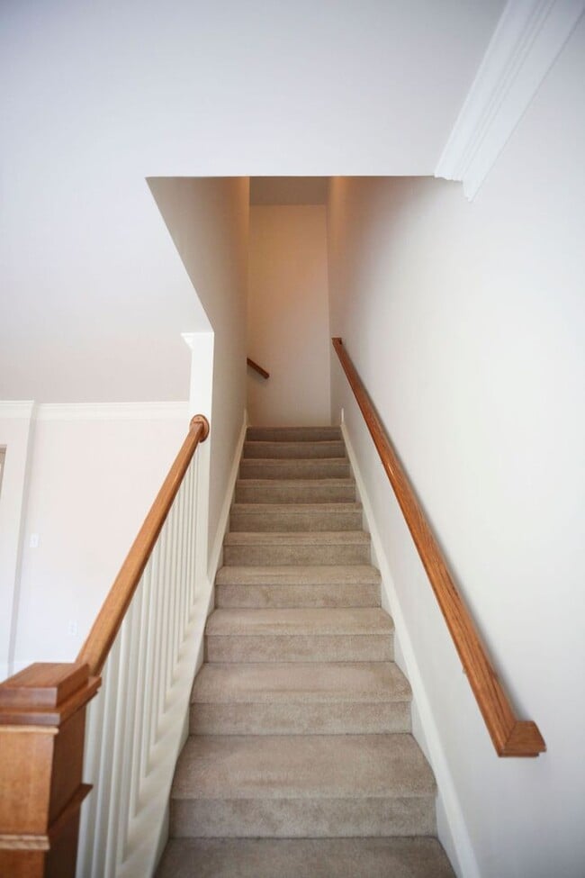 Building Photo - Available August 10th. Beautiful 3BR/2.5BA Townhome in Shelmore Village!