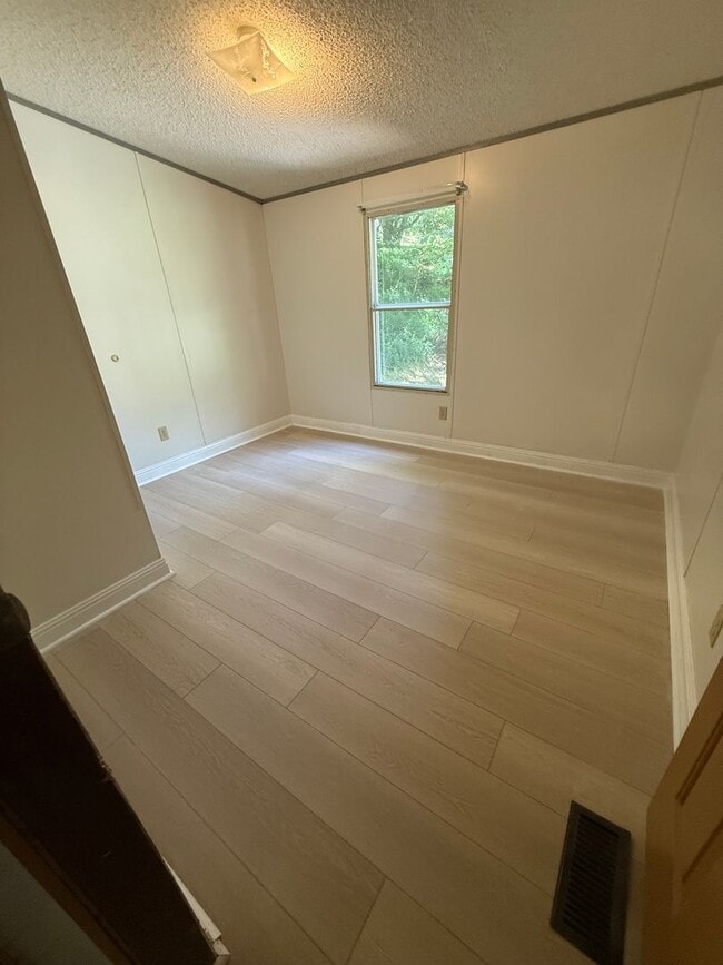 Building Photo - Large Updated Three Bedroom
