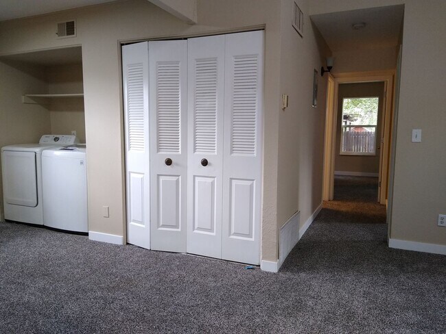 Building Photo - Charming 2 Bedroom 2 Bath w/ Large Yard, 1 Car Garage and Central Air/Heat