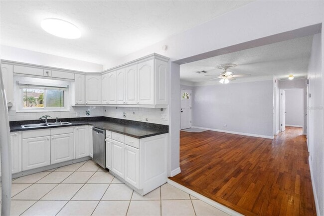 Building Photo - 4320 Yardley Ave N
