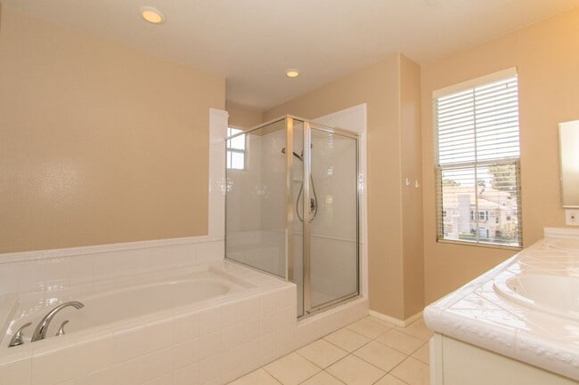 Building Photo - Spacious 3 Bed/2.5 Bath in Desirable UTC La Jolla Community of Toscana