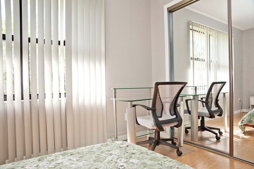 Building Photo - 722 SE Thanksgiving Ave