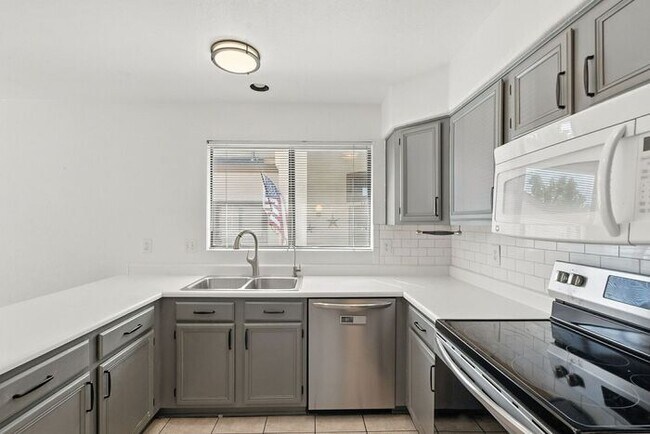 Building Photo - Great single family home!